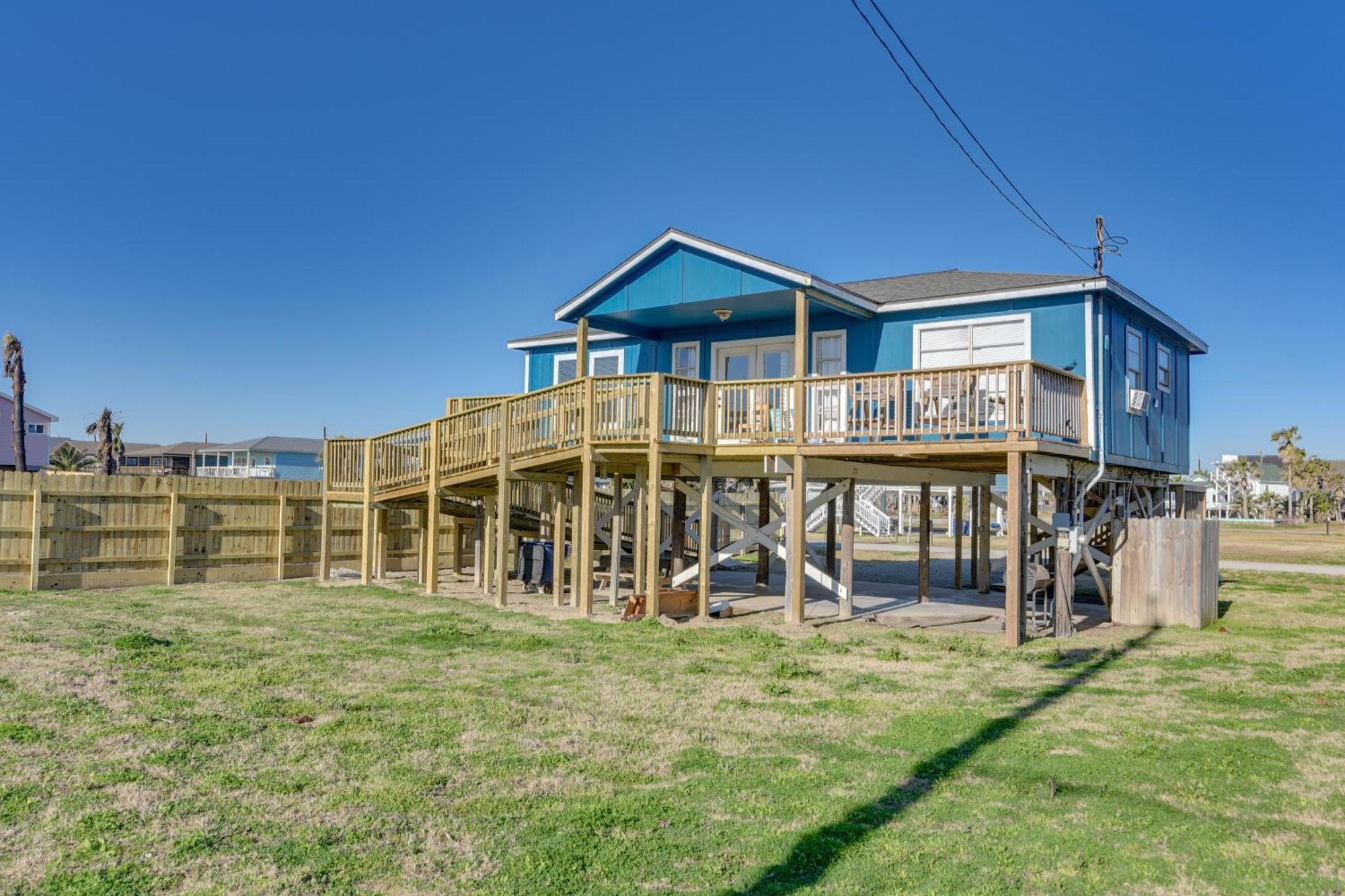 Second-Row Surfside Beach House Newly Renovated! Exterior photo