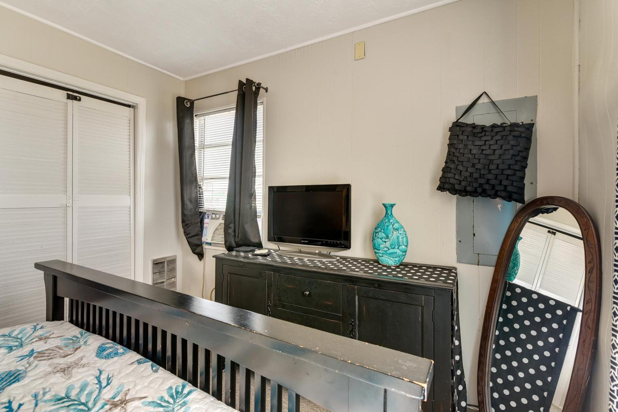 Second-Row Surfside Beach House Newly Renovated! Exterior photo